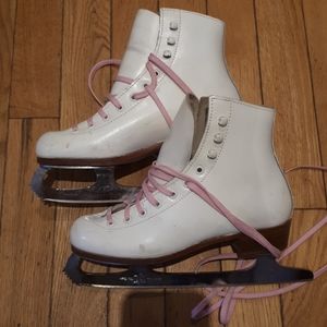 Riedell leather figureskates with MK 21 blade.